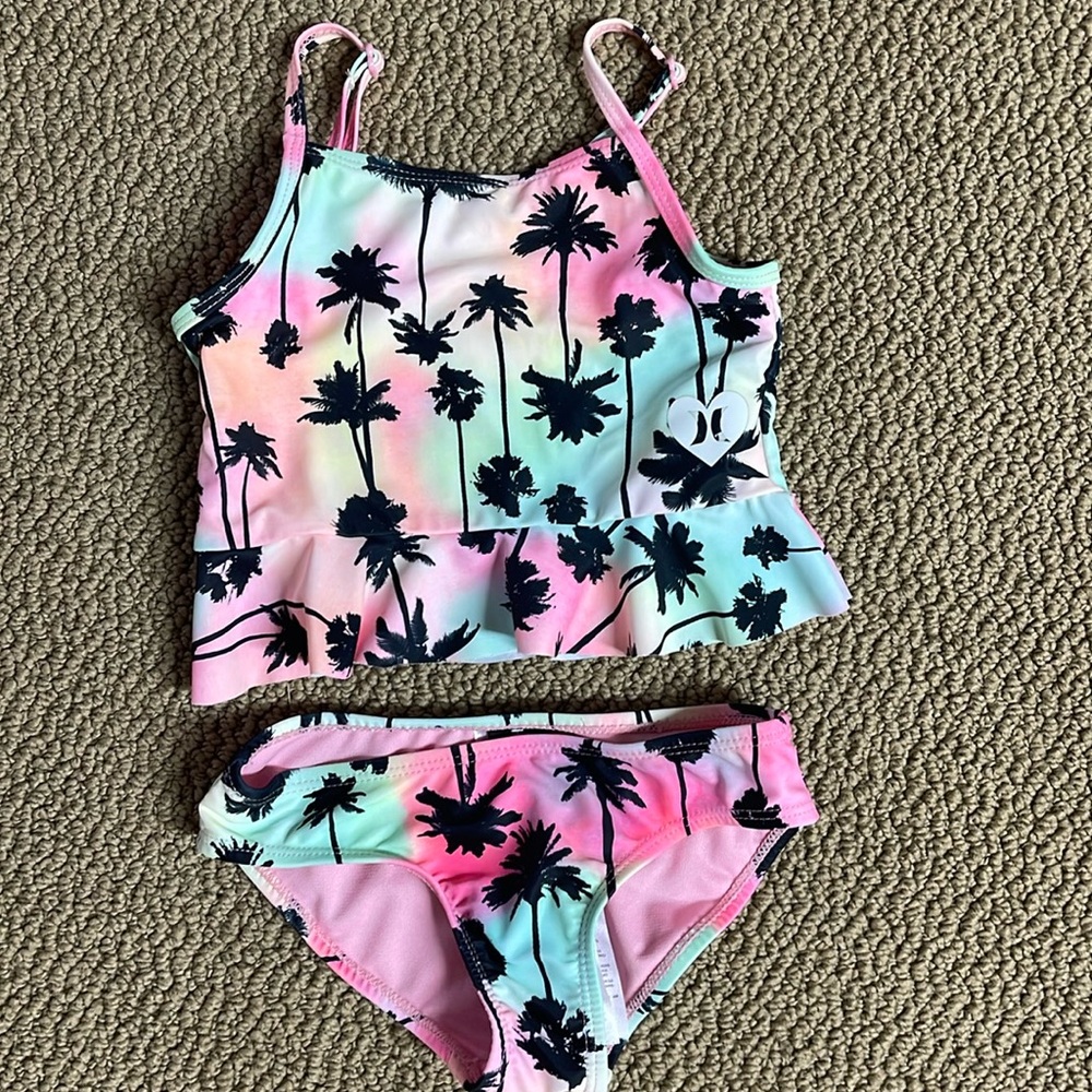 Hurley size 4 swimsuit. 2 piece. Great condition!